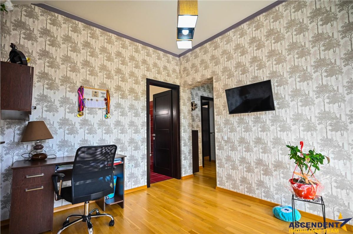 Resedinta distincta, mobilata cu rafinament, pe 1.000 mp teren, Central, Sacele, Brasov - foto 10