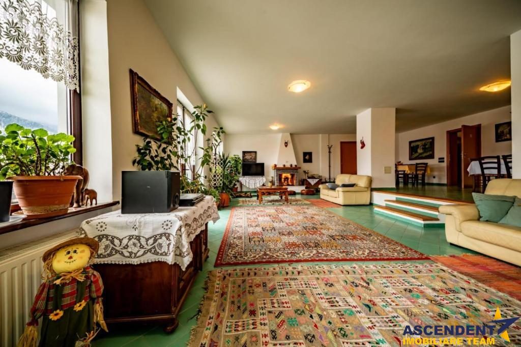 Pensiune:3 km de Castelul Bran, 2.900mp teren, aviz ISU, predare la cheie - foto 2