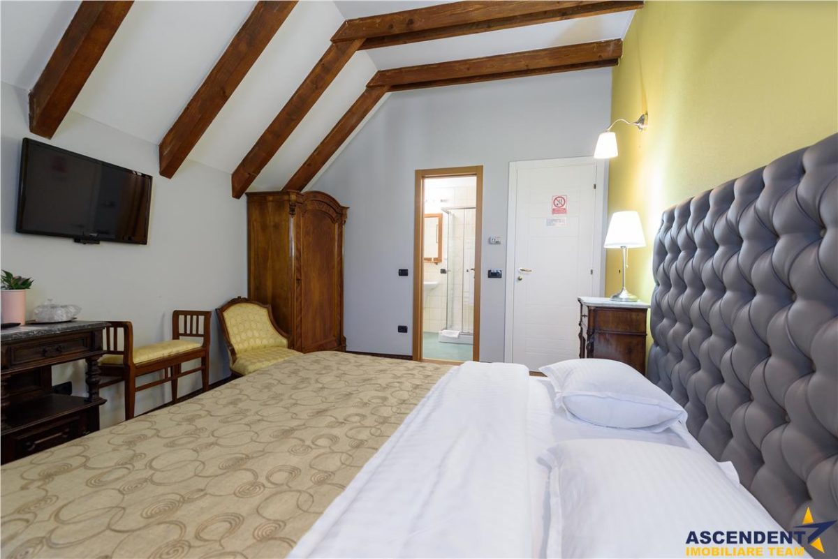 Pensiune cu restaurant, farmec aparte, concept italian, Central, aria Castelul Bran - foto 21