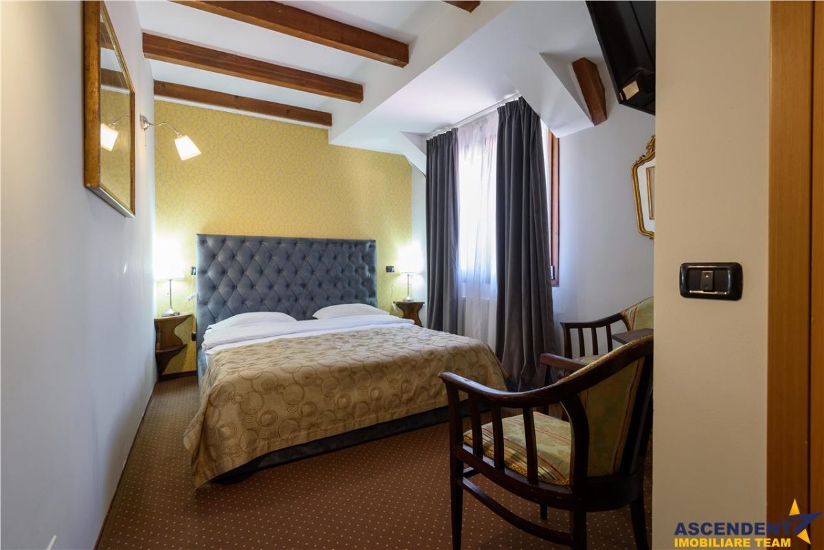 Pensiune cu restaurant, farmec aparte, concept italian, Central, aria Castelul Bran - foto 25