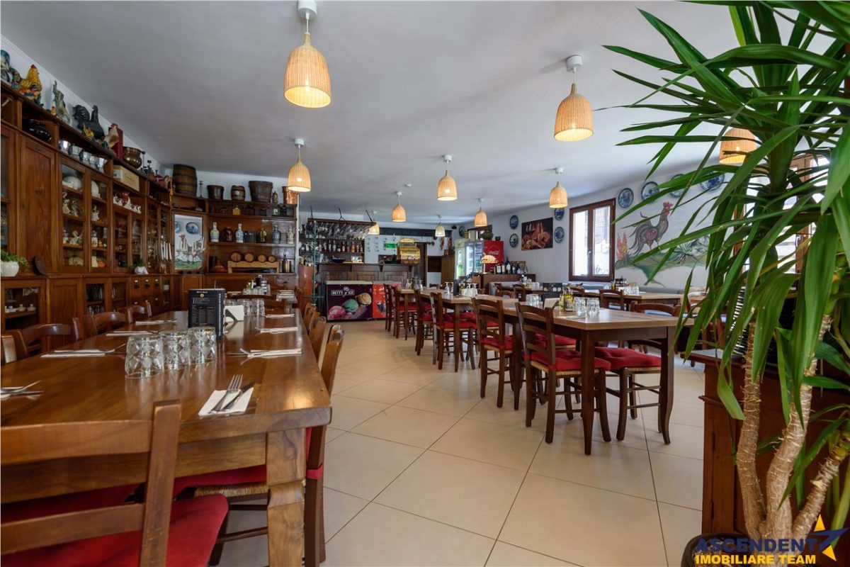 Pensiune cu restaurant, farmec aparte, concept italian, Central, aria Castelul Bran - foto 13