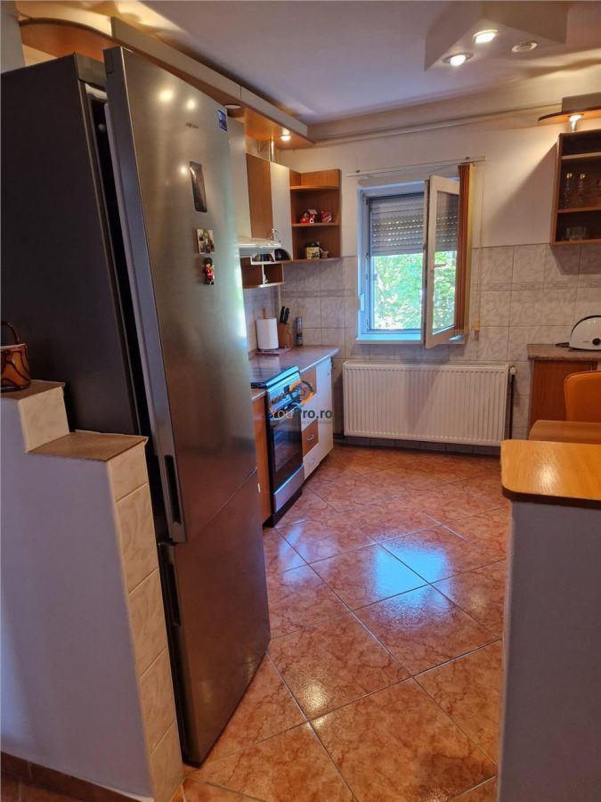 Dambovita 3 camere Decomandat etaj 4 - foto 3