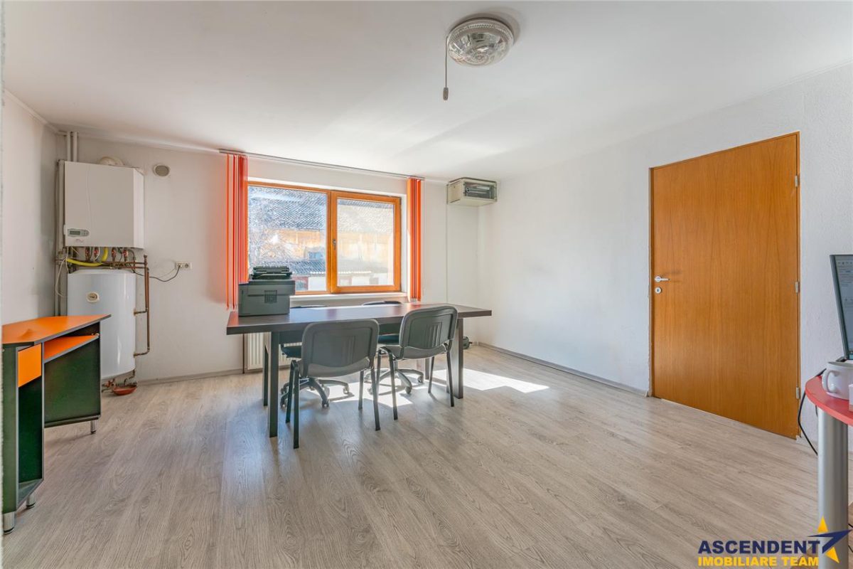 Sediu firma/ rezidential, pe domeniu de 2.240 mp teren,Central, Halchiu, Brasov - foto 2