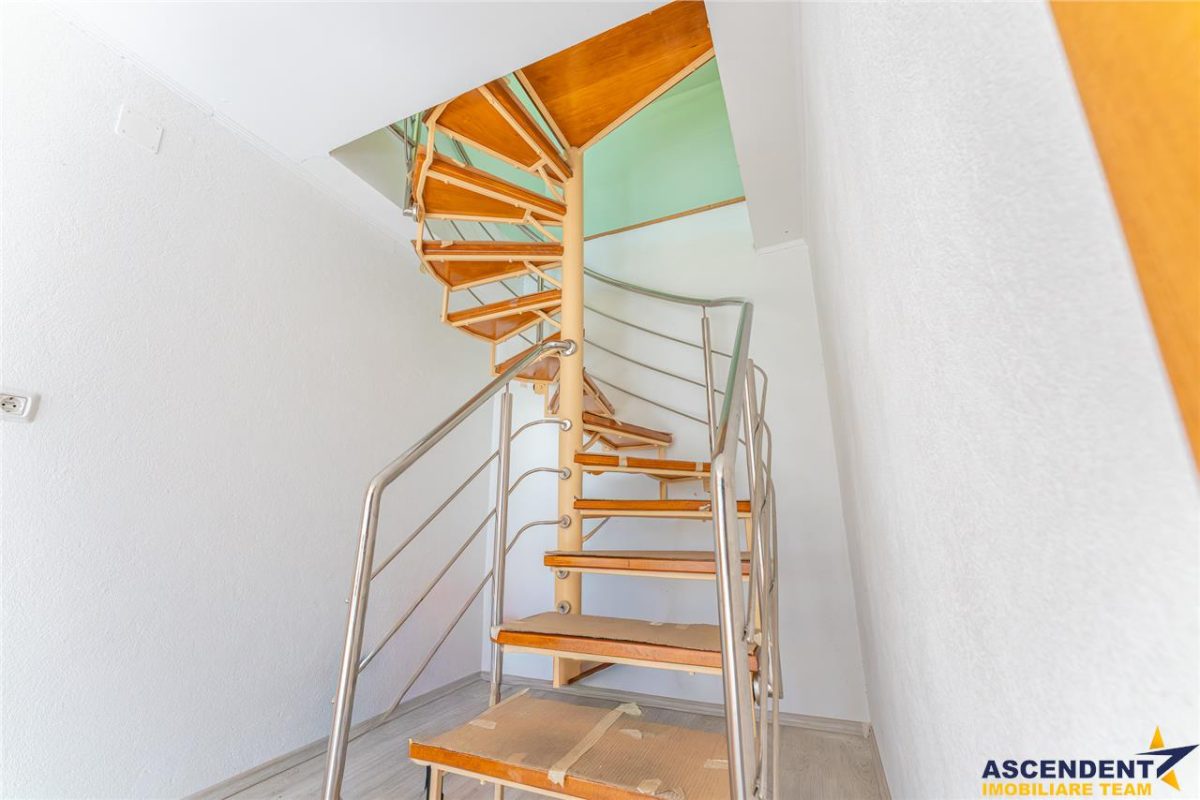 Sediu firma/ rezidential, pe domeniu de 2.240 mp teren,Central, Halchiu, Brasov - foto 14