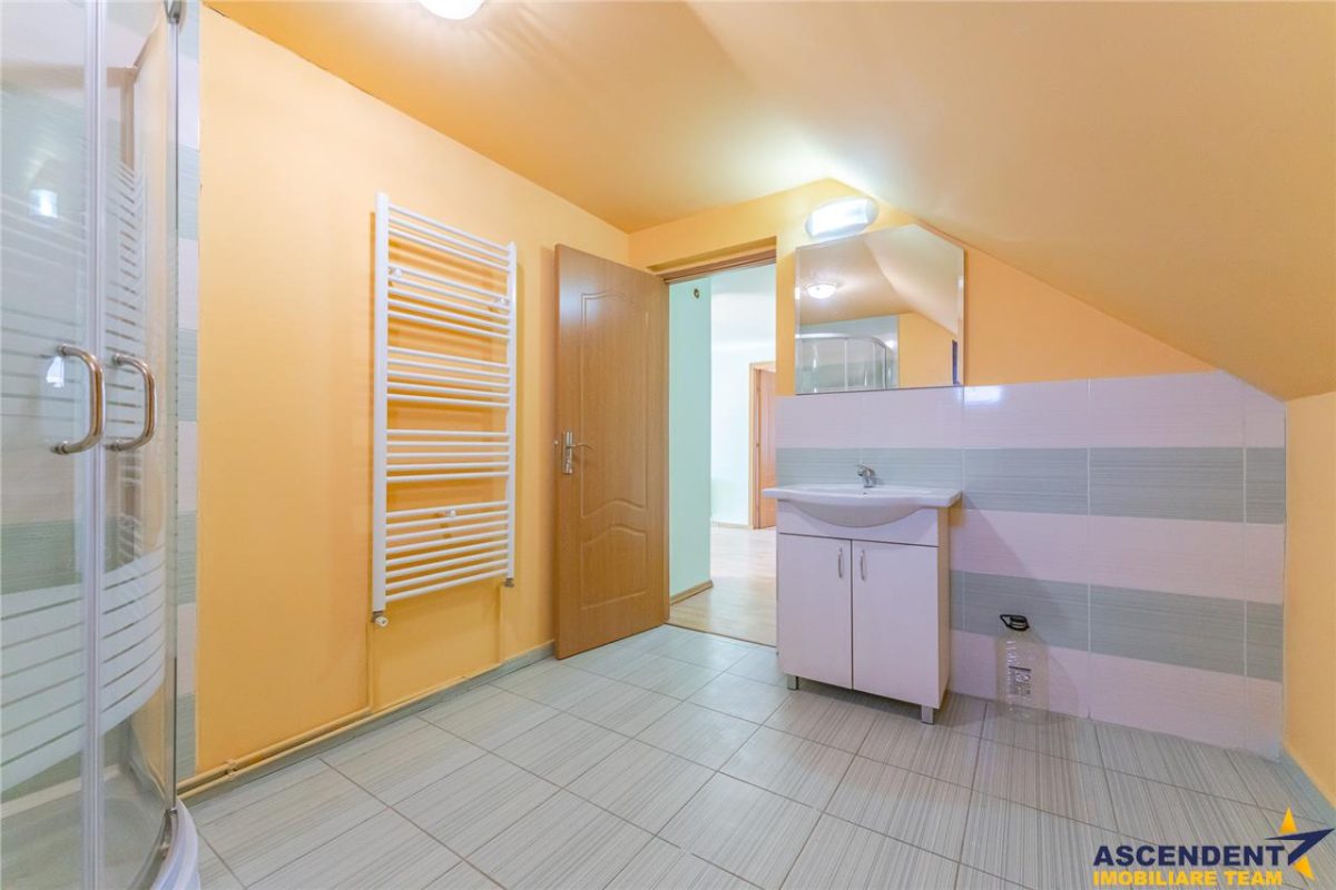 Sediu firma/ rezidential, pe domeniu de 2.240 mp teren,Central, Halchiu, Brasov - foto 17