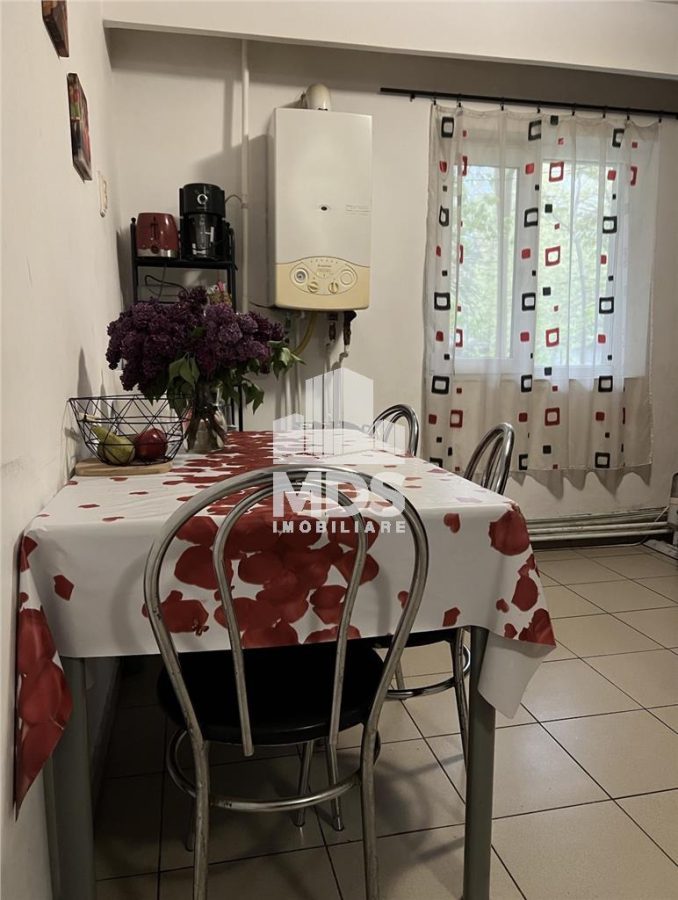 Decomandat, model mare cu 2 bai la parter inalt - foto 2