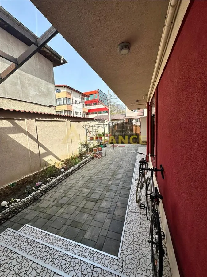 Piata Sudului ~Casa individuala 4 camere ~ 3 bai - foto 3