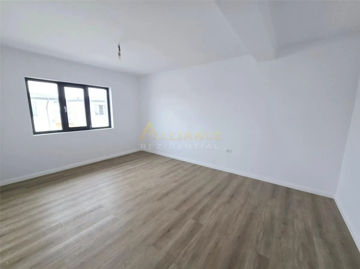 Vila individuala- panouri solare- 4 camere- 800m de STV - 4 camere - foto 1