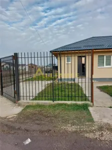 Casa la 800-900 m de STV,se preda la cheie. - foto 1