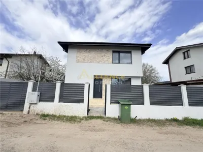 Casa de vanzare – pozitie excelenta, in centrul comunei - foto 2
