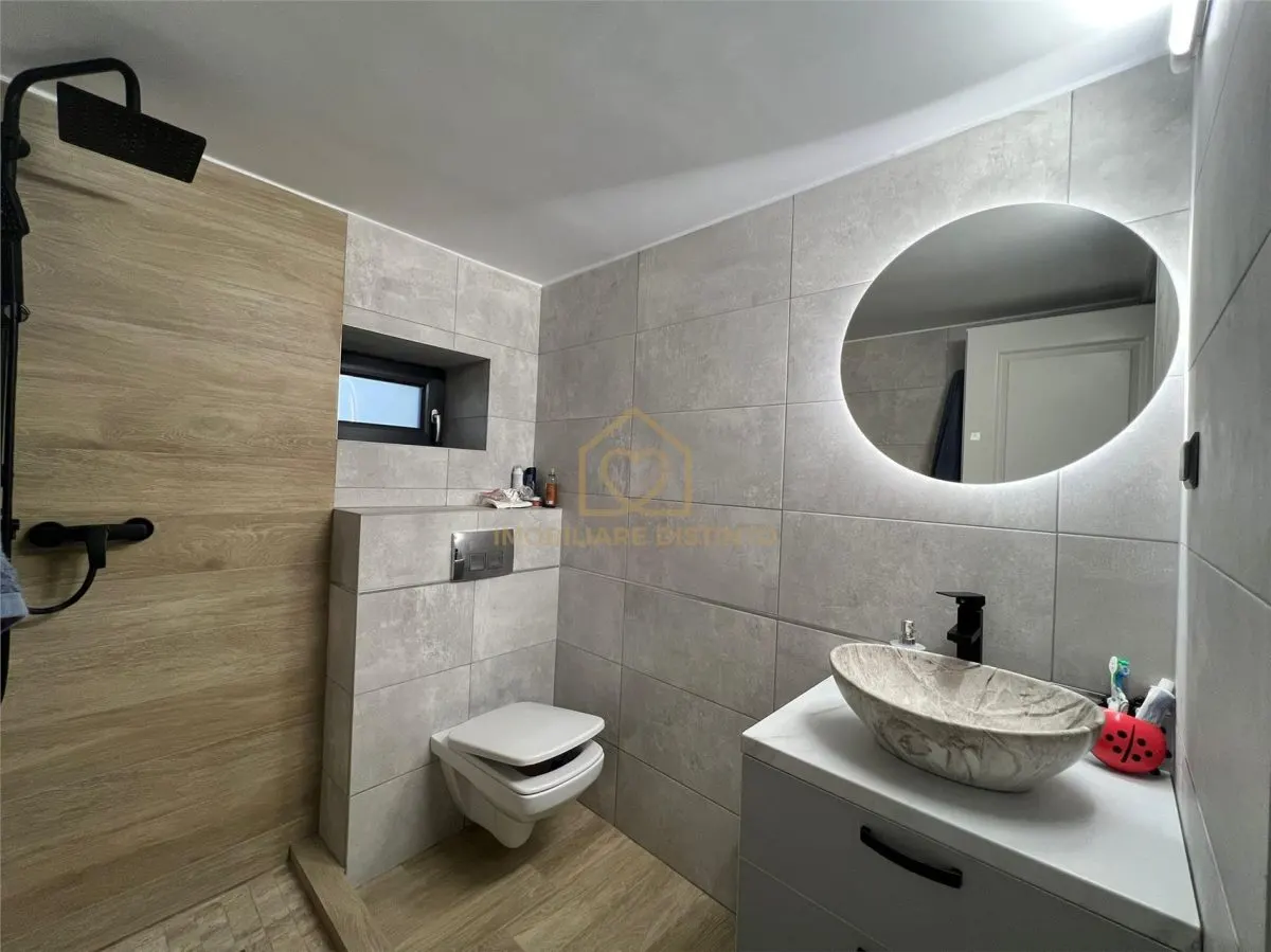 Casa de vanzare cu 5 dormitoare recent renovata - foto 5