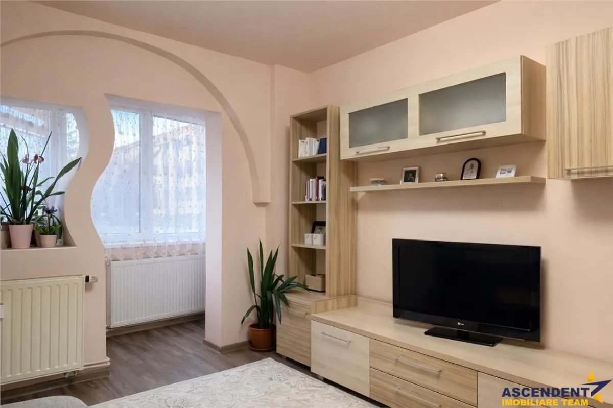 Apartament 3 camere, decomandat, etaj1, loc parcare,Tractorul,Brasov - foto 1