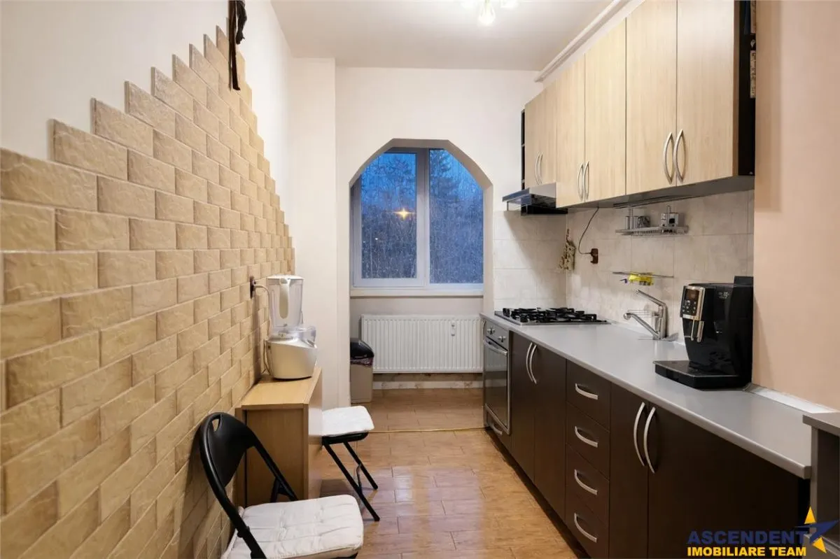 Apartament 3 camere, decomandat, etaj1, loc parcare,Tractorul,Brasov - foto 2
