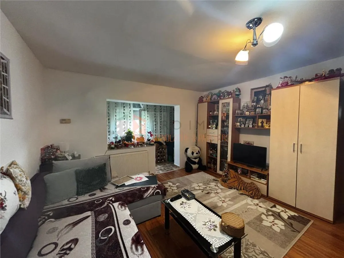 Apartament 2 camere confort  1 semidecomandat  zona Crang - foto 1