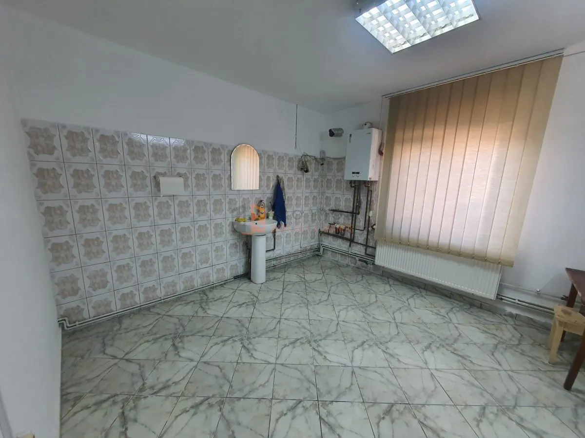 Casa tip parter zona Centru - foto 6