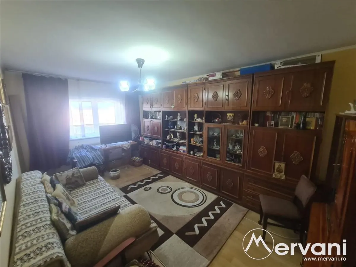 Apartament cu 3 camere de vanzare in Campina - Zona Centrala - foto 1