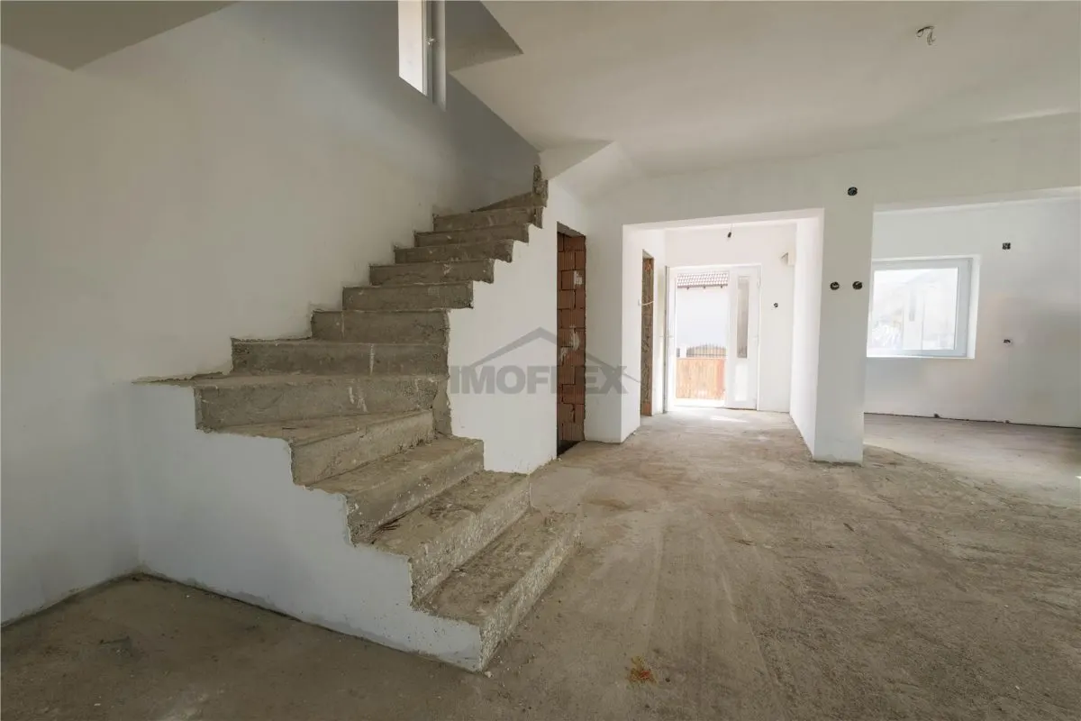 Casa spatioasa cu etaj si curte în Ghimbav - foto 10