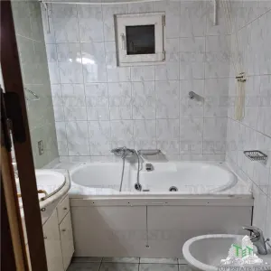 Apartament spatios cu 4 camere plus boxa accesibila din interior. - foto 12
