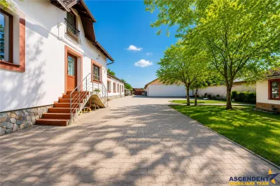 Sediu firma/ rezidential, pe domeniu de 2.240 mp teren,Central, Halchiu, Brasov - Halchiu