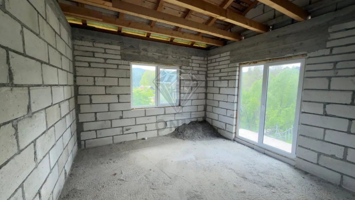 Casa P+1E la rosu de vanzare in Valea Doftanei | Teren 1000 mp | Trăisteni - foto 7