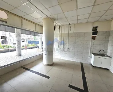 Piata Independentei, spatiu comercial  51 mp, vitrina generoasa - Iasi