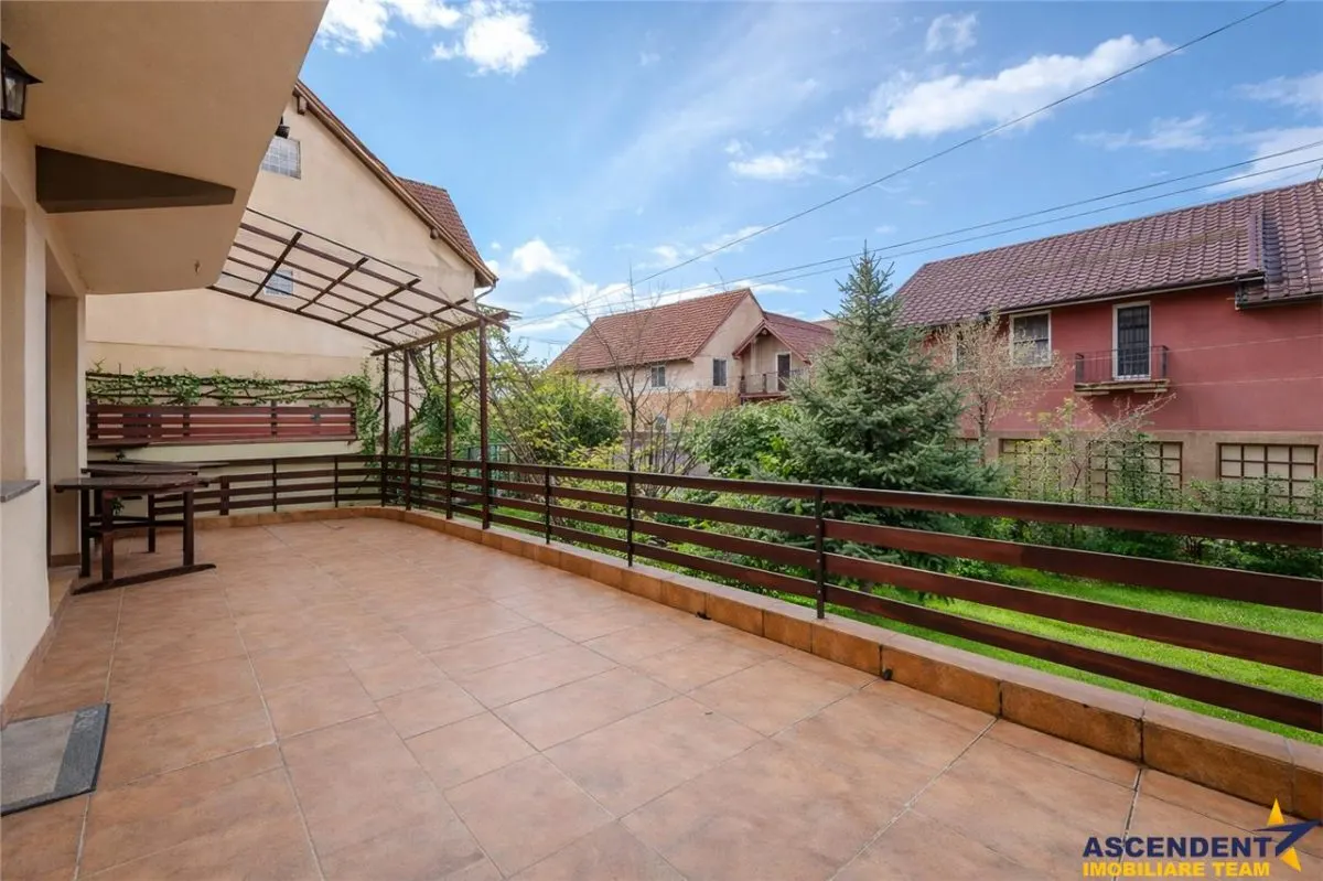 Vila solida Tractorul Coresi, spatii ample, teren 700 mp, garaj 4 masini - foto 17