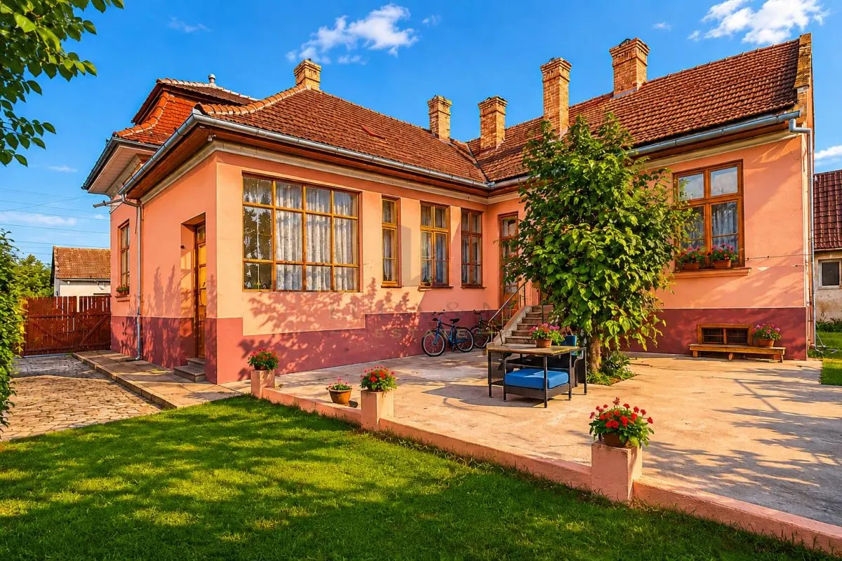 Casa solida plus gradina matura intr-o zona  linistita in centrul  Varias - foto 2