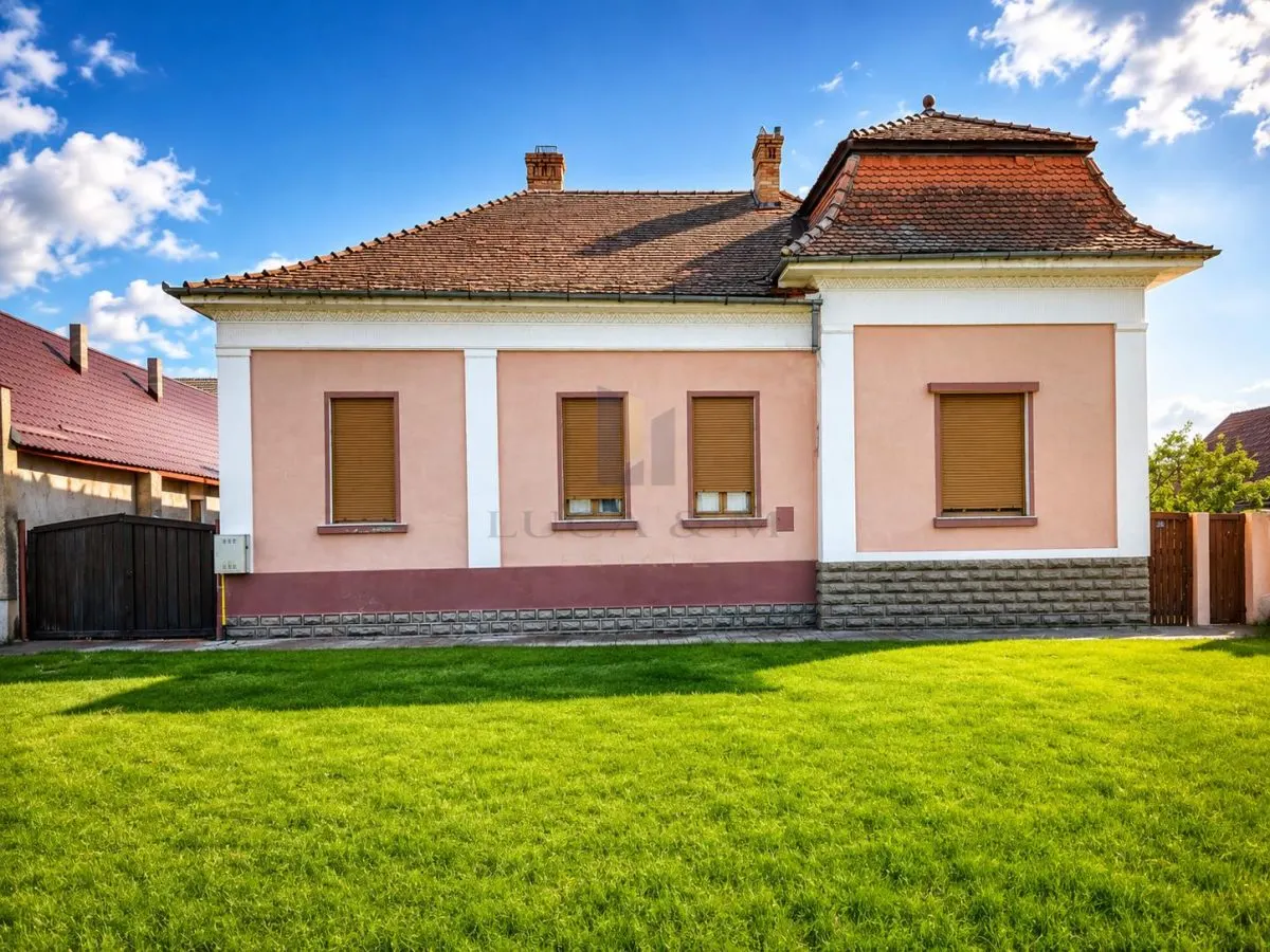 Casa solida plus gradina matura intr-o zona  linistita in centrul  Varias - foto 3