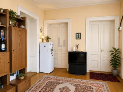 Casa solida plus gradina matura intr-o zona  linistita in centrul  Varias - foto 4