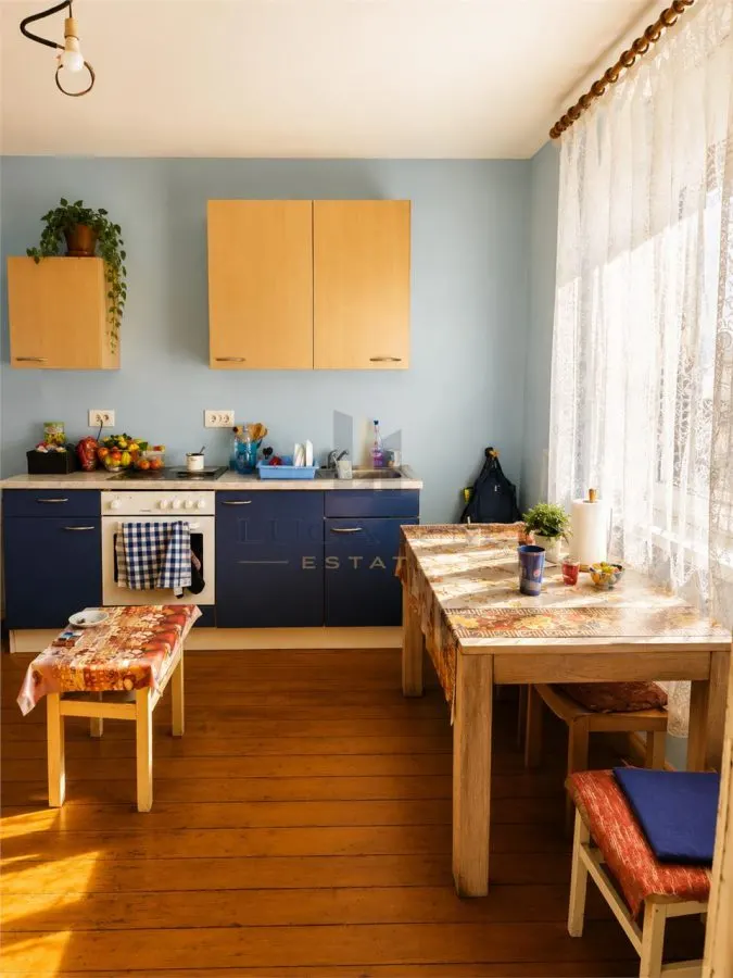 Casa solida plus gradina matura intr-o zona  linistita in centrul  Varias - foto 8