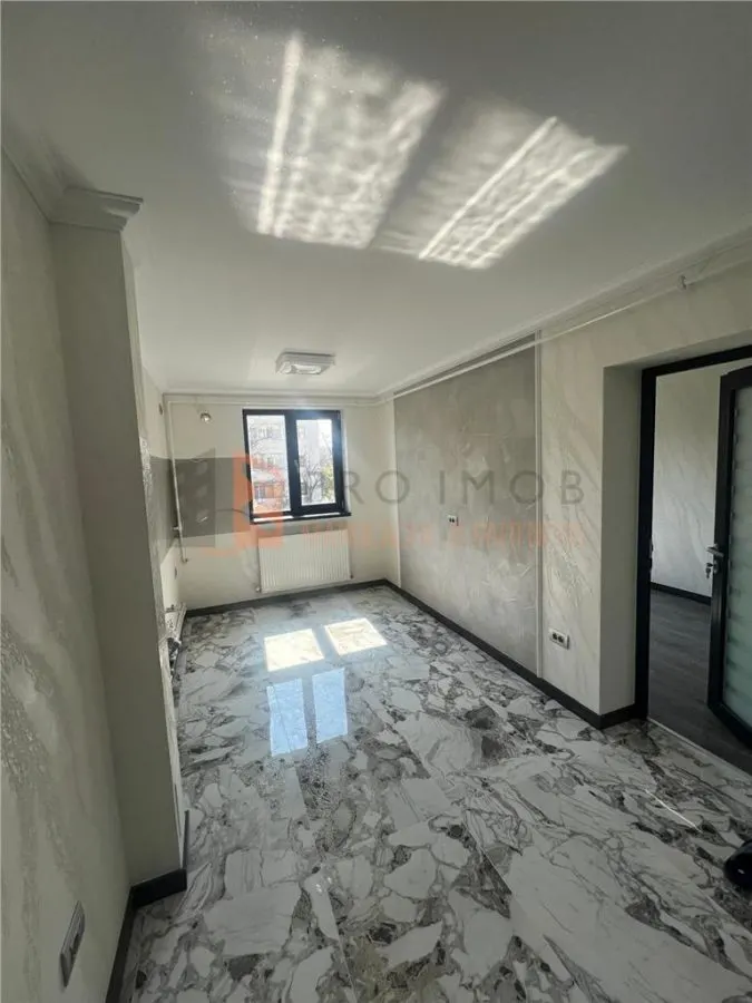 Apartament 3 camere cf 2 semidecomandat zona Grang - foto 3