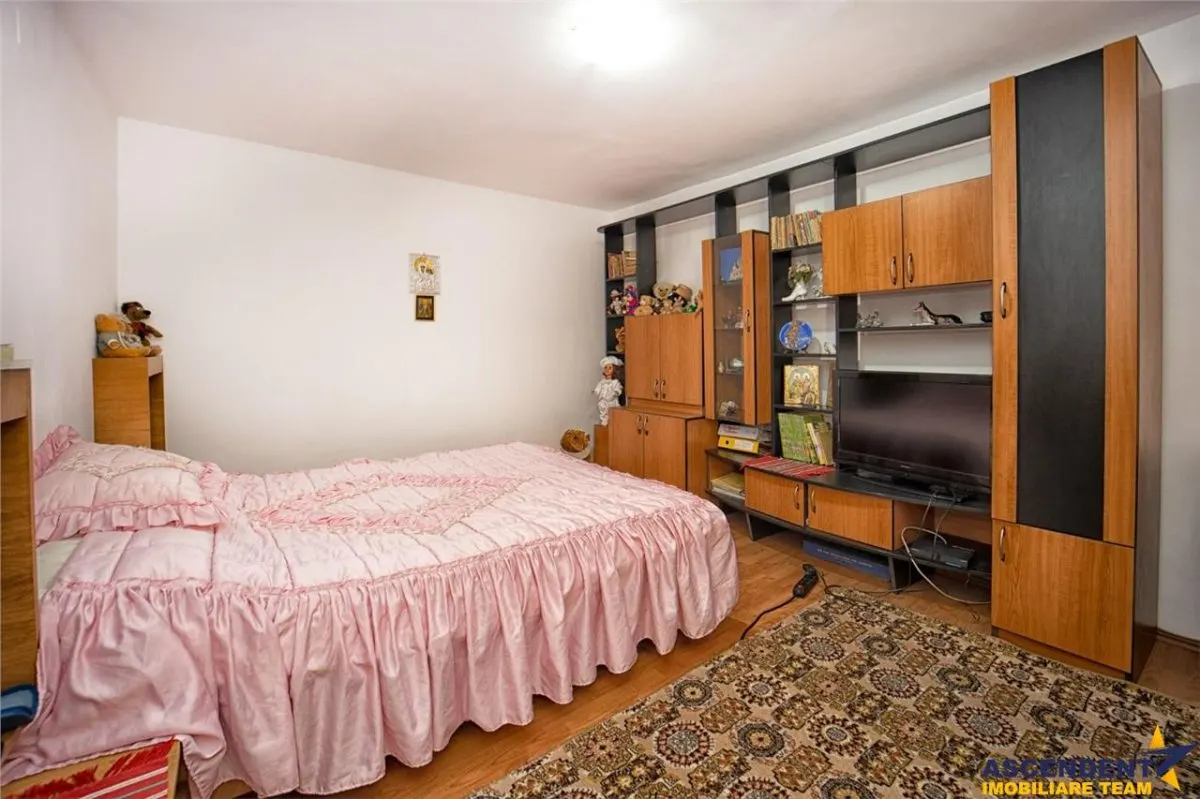 Pe incantare florala, casa cu 5 camere, curte individuala, Central, Brasov - foto 8