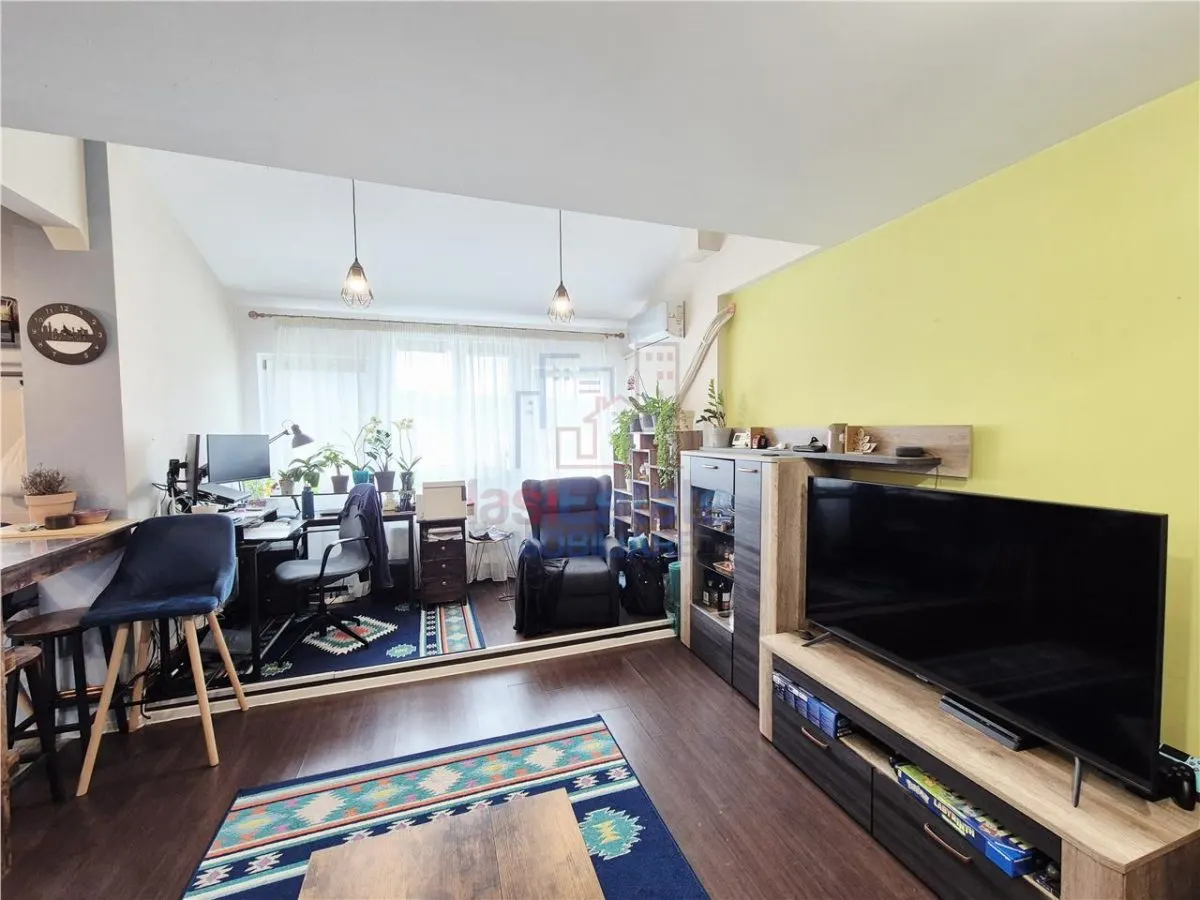 Apartament de vanzare cu 3 camere in Alexandru cel Bun - foto 1