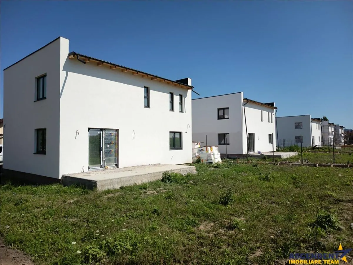Design minimalist, rafinament maxim â€“ Casa ta moderna in Sanpetru - foto 23