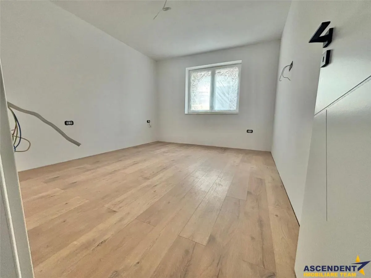 Design minimalist, rafinament maxim â€“ Casa ta moderna in Sanpetru - foto 4