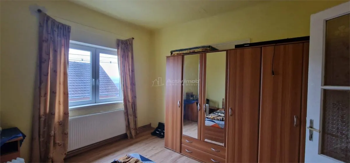 Resita Casa la Pret de Apartament,Parter, Etj 1 si Pod, Zona Muncitoresc - foto 8