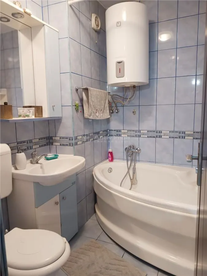 Apartament 3 cam. zona centrala in Moldova Noua - foto 10