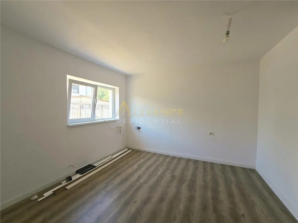 Casa individuala- 6 camere - 4 bai- 3 dressinguri-100m de autobuz - foto 7