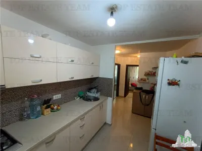 Apartament modern cu 4 camere, intr-un bloc reabilitat cu SU de 75mp, parter/4, zona OZANA, la 10 , 15 minute pietonal de statia de metrou 1 Dec 1918. - foto 8