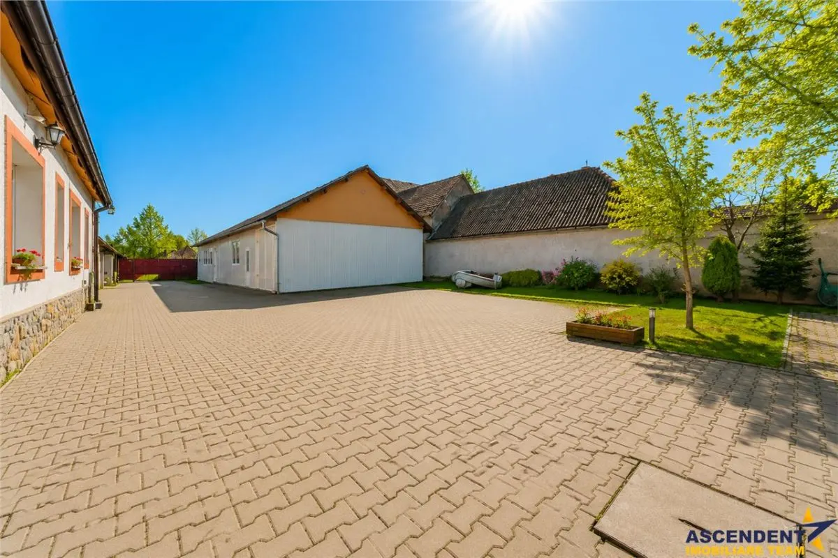 Sediu firma/ rezidential, pe domeniu de 2.240 mp teren,Central, Halchiu, Brasov - foto 21
