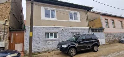 Resita Casa la Pret de Apartament, Parter/Etaj1/Pod, Zona Muncitoresc - Resita