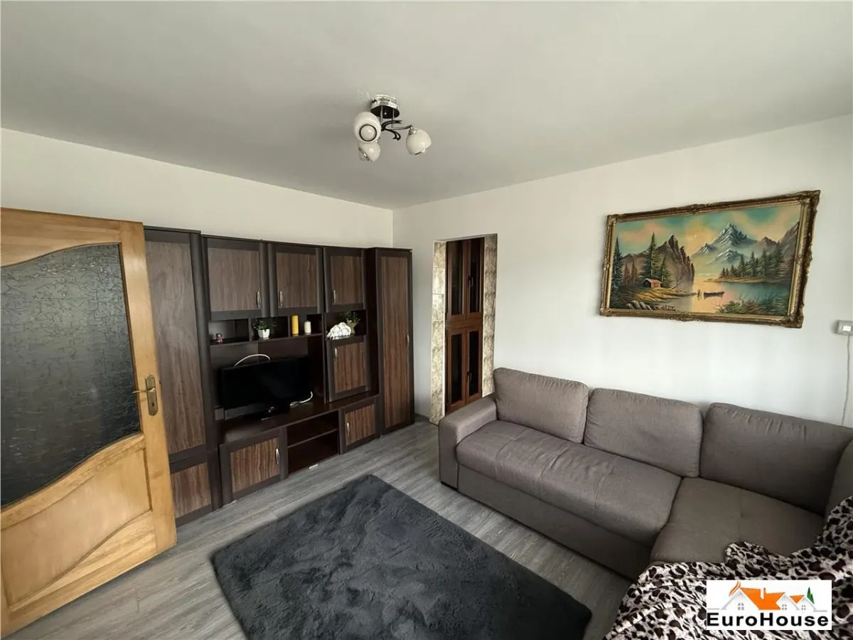Apartament De Inchiriat Cetate Cu Loc De Parcare , Utilat si Mobilat Complet - foto 2
