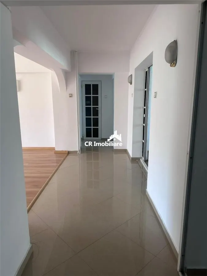 Apartament de vanzare Decebal cu Centrala Proprie - foto 1
