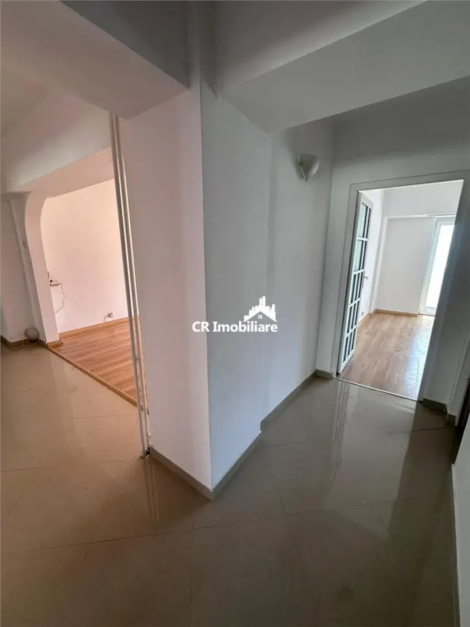 Apartament de vanzare Decebal cu Centrala Proprie - foto 2