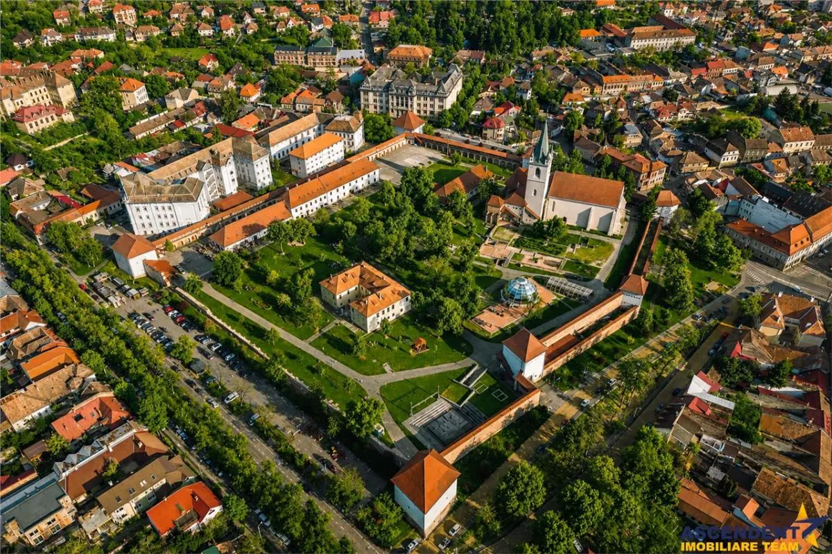 Casa cu doua cai de acces, 5 camere, 4 bai, garaj, langa Cetatea Medievala Targu Mures, - foto 3