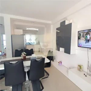 Casa cu 3 camere 3 balcoane si parcare privata in Selimbar - foto 3