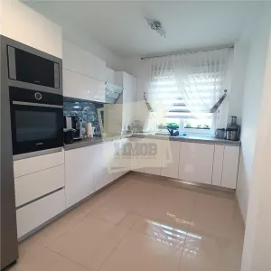 Casa cu 3 camere 3 balcoane si parcare privata in Selimbar - foto 6