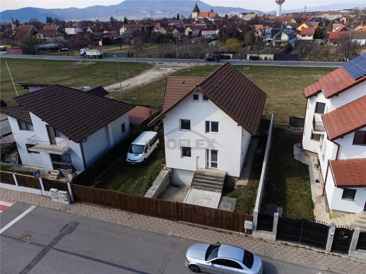 Casa spatioasa cu Etaj si Curte In zona Premiun Ghimbav - foto 1