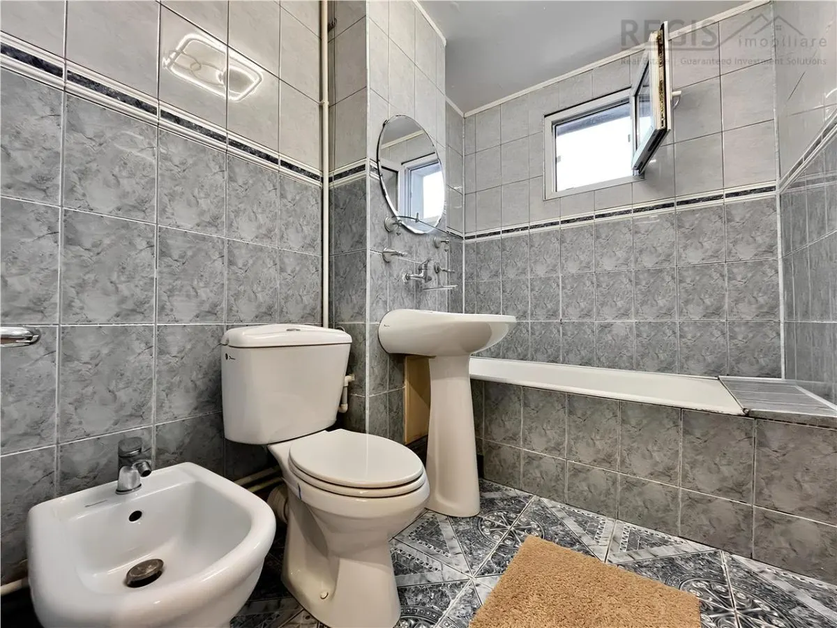 Apartament Decomandat cu 3 Camere si Parcare in Tractorul - foto 9