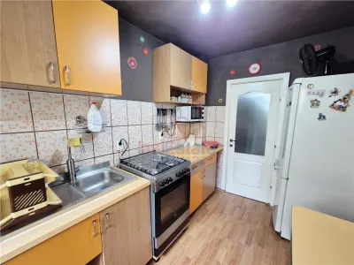 Apartament cu 3 camere zona Podu Ros - foto 8